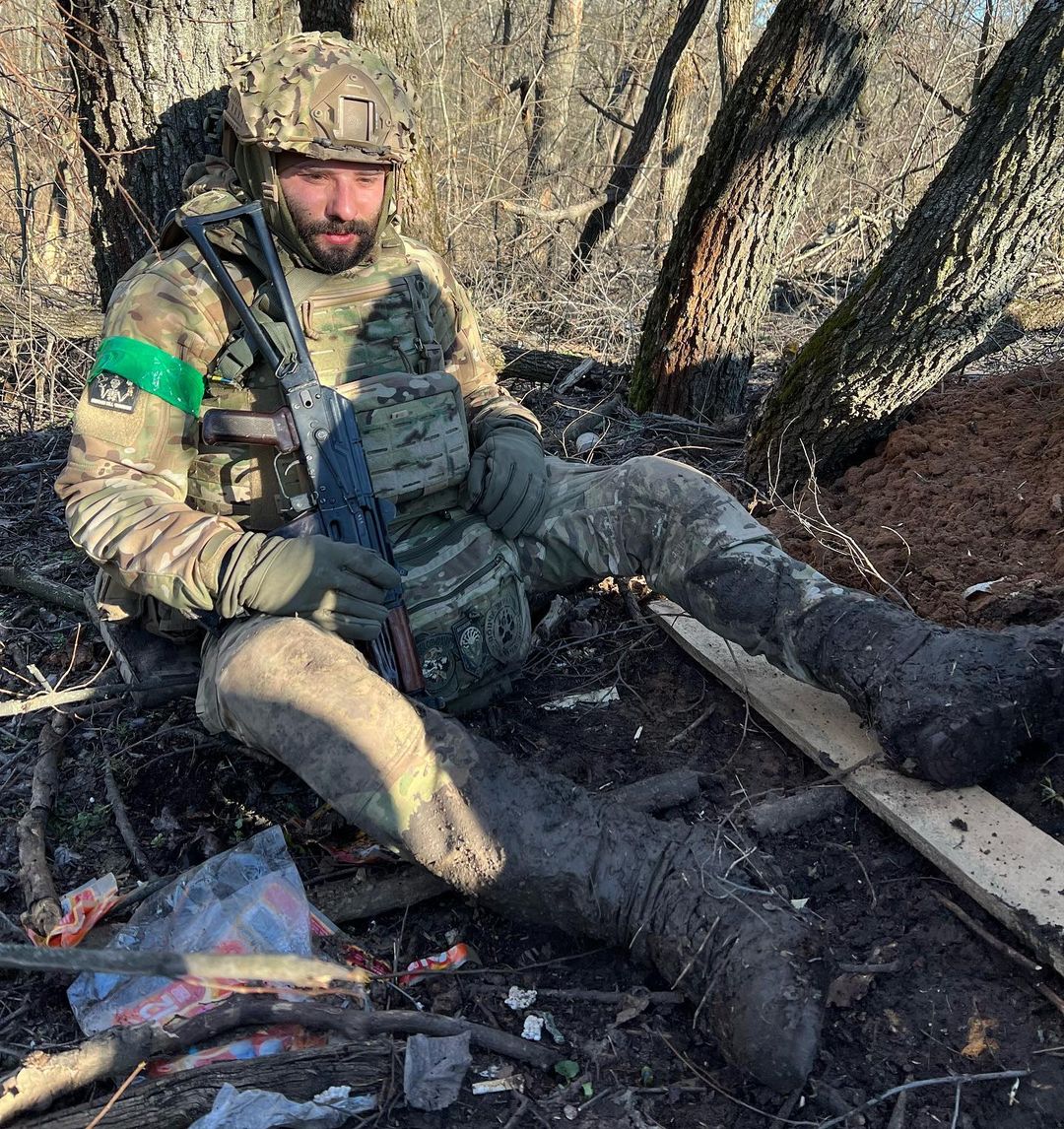 Віктор Розовий, який продовжує реабілітацію після травми, замилував спільними фото з дружиною